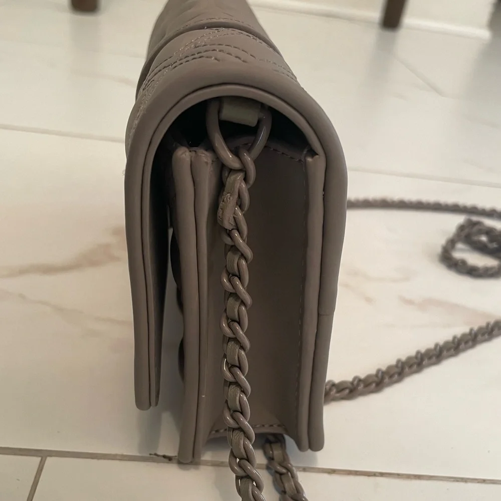 Tory Burch Fleming Matte Chain Wallet Bag - Picture 3 of 9
